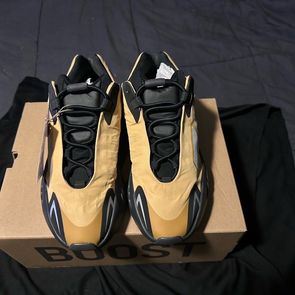 Yeezy Boost 700 MNVN.